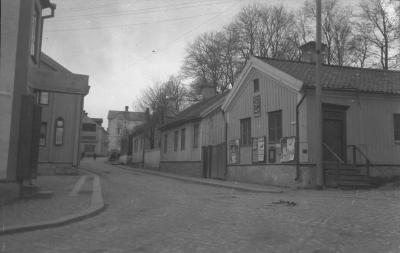 Korsningen Storgatan-Östra Tullportsgatan
vid Kyrkterrassen, innan rivning av husraden på norra sidan av Storgatan mot kyrkan. Tullstugan i mitten av bild.Östra Tullstugan flyttades till Gästgivarehagen 1927

Dok.070817/RS