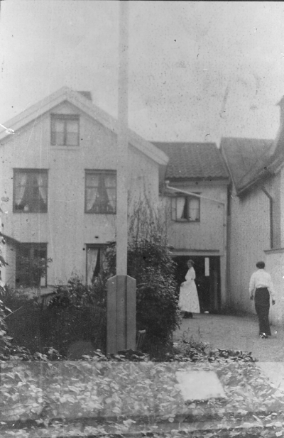 Sevedegatan 31
 Anna Almér o Tea Sandgren på bilden före år 1923 Ägaren till huset var Axel Almér som sålde huset 1964 Hemköp ligger där nu. T.E
( Lindex, Dressman, Cubus 2013 )
