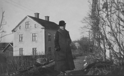 Fru Nanny Wahlberg utanför borgmästargården, Storgatan Vimmerby.  Till vänster,  sotare Larssons hus.    