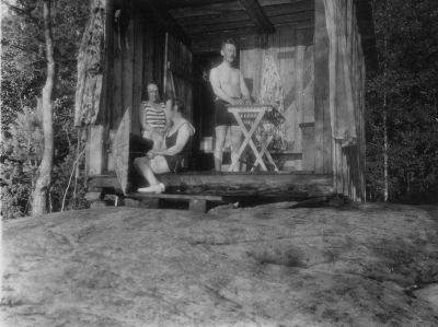 Gråehus före  tillbyggnaden
Olga, Sigrid, Erik

Dok.090630/SJ