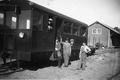 Allan Jonssons egen dokumentation: "Motorvagnen som gick under benämningen, "Exet" på smalspåret och transporterade godsvagnar samt resenärer, vid behov även någon extra vagn. Föraren troligen Friberg, de övriga Allan Jonsson, Erling Gustvsson och Erling Karlsson".