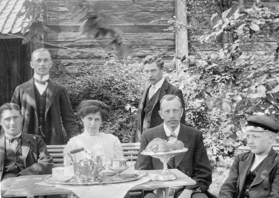 Från vänster: 1. Berglund Emil, skräddare  3. Sylvia Karle, gift med C.J. Karle Vimmerby  4. Skräddare Risberg Vimmerby  5. Skräddarmästare Lilja Vimmerby.  