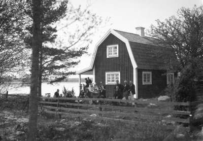 Barnhemmet, Krön  (Pålsson)
"Meddelande
På förekommen anledning får jag härmed bedja de lantbrukare, som på hösten 1927 skänkte en del timmerstockar för uppförande av barnhemsbyggnaden i Vennebjörke, vända sig till mig före den 15 april för utfående av den ersättning, vartill de kunna anse sig vara berättigade. Då jag ej vet om barnhemmets verksamhet kommer att fortsätta efter detta års utgång, vill jag hava klarhet i denna sak. Vimmerby den 21 mars 1940. Mimmi Ingeström"
Vimmerby Tidning 20/3 1940



Dok.080221/RS