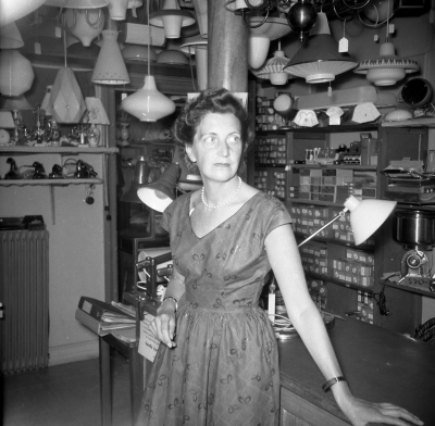 Affär 
Bertha Björk och Jungå
Enligt uppgift på utställning 2012 är det Zissa Björk (arbetade på Dahlbergs)

Dok.111019/KG