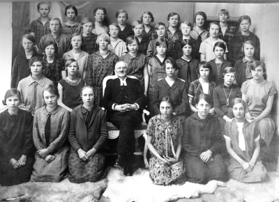 1  2  3  4  5 Inga-Lisa Holmberg ? 6  7  8  9 Britta Olsson Fru Blomsterhult 10  11 Tyra Nilsson - Gustavsson 12  13  14  15 Signe Ek, Fru 16 Sonja Johansson, Nygård 17  18  19  20  21 Anna-Lisa Gustavsson - Andersson 22  23  24 Anna-Lisa Johansson - Andersson 25  26  27  28 C.A. Höglander, Prost Vimmerby 29  30  31  32 Maja Andersson Fru 33  34  35  36  37 Ingrid Ax 38      T.E.