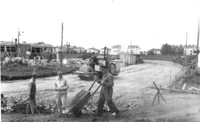 Storgatan bygges 1940-talet.  Fr.v. 1 Lill-Kak Lundberg, 2 Thörn, 3 Martin Pettersson.   T.E.

