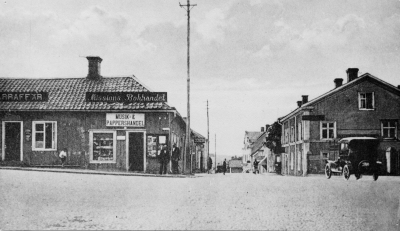 Torget före 1929. Till väster Rudells Läderaffär, flyttade 1912.  T.E