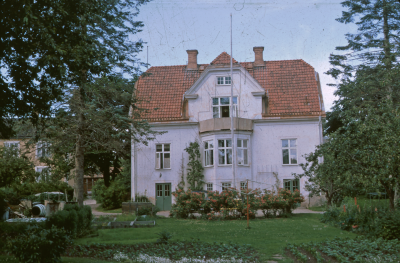 Fastigheten Vibble Nr. 4 som låg på Ringvägen nära sjukhuset. Fotot är taget från den nuvarande parkeringen vid ambulansgaraget och psykmottagningen i riktning mot Granen.

 

090512/KG