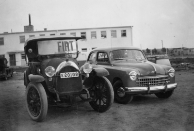 Hoflunds bilfirma Västra Tullen Vimmerby
Bilarna är Fiat årsmodell 1916 och 1951