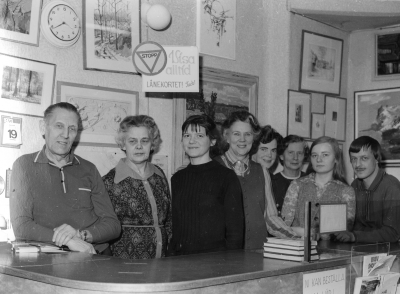 Januari 1973 fr.v. 1 Thorwald Eriksson f.d. Bibliotekarie, 2 Elsie Eriksson Bibl.biträde, 3 Margareta Josefsson Bibliotekarie, 4 Lissie Lindersson Biblioteksbiträde, Brita Jägerbock bibl.Biträde, 6 Sonja Schill, städerska, 7 Margareta Sevefalk, Praktikant, 8 Sture Nilsson, sekreterare. T.E.
