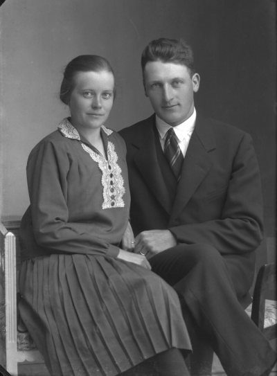 Förlovningsbild på paret Hilda Nilsson från Junnarp, Vena och Fridolf Verling (enligt kyrkböckerna, men senare stavat Werling eller Wärling) från Källhorva, Tuna. Året är troligen 1930 eftersom de gifte sig sommaren 1931 och flyttade till Gryssebo, Vimmerby.



Dok.080429/RS