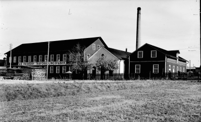 Industri 
Hallbergs  Vimmerby Träförädling byggdes 1902, troligen var det 1907
senare Nordiska fanerfabriken                 

