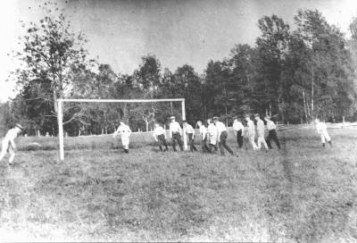 I.F. Kamraterna vid plan vid Näs 1907.  Från vänster: 1. ?  2. Folke Haller, Träskulptör  3. Josef Höglander, prästson  4.  Robert Karlberg  
