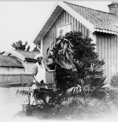 Dunérs  På bilden: Hermanna Heijderberg, Slite, Gotland, syster till Fru Anna Dunér, gift med Distriktveterinär  L.W. Dunér.  Louise Ljungbergska gården, mangelboden, (numera Tengvalls). Mittemot låg "Melkerssonska gården" på en liten kulle. I denna inrymdes Vimmerbys första lånebibliotek.                                   