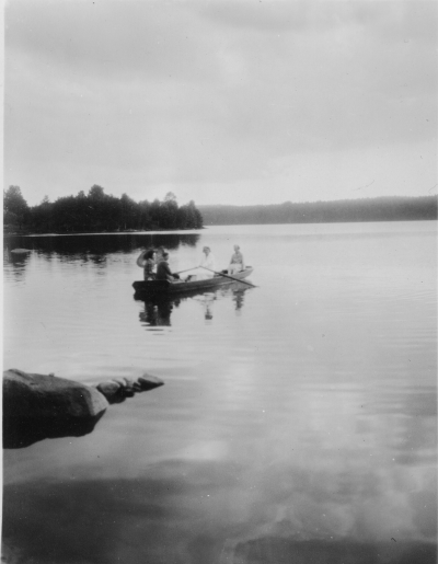 Olga ror från Gråehus sommaren 1932.