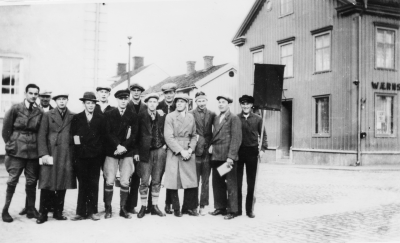 1 Harry Fransson, Skomakare  2 Uno Havlend  3 Sven Isberg, Möbelhandl.  4 Valter Widien, Rörmokare  5 Ture Grönqvist, Frisör ?  6 Gösta Sköld, Gjutare  7 Ingemar Öst, Snickare  8 John Från vänster. Eriksson, Snickare,  9. Einar Lindblom, Trädgårdsmästare,  10. Erik Widien, Chakuterist,  11.John Vogel, Urmakare  12. Gunnar Fjelander Åbro V-by  13. Nils Lindström, Färghandlare.   Orientering              