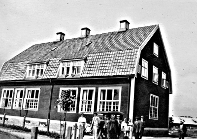 Skolan i Frödinge.  Andra person från höger är poststationsföreståndare Otto Hörberg. Nr 6 är småskllärare Ebba Fröström.