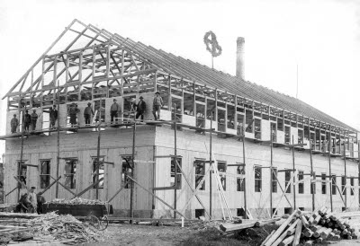Industripersonal  Vimmerby Träförädlingsfabrik, Hallbergs bygges 1902. Fjärde man från vänster Gustaf Andstedt, senare polis.      