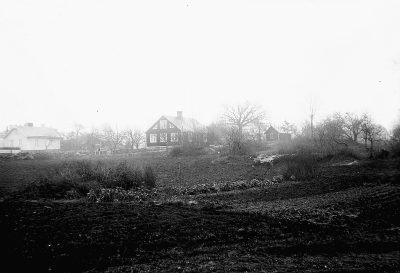 Hällebacka handelsträdgård

Många av bilderna i mappen Hällebacka kan lika gärna vara tagna kring Lidhem Locknevi.Trädgårdsmästare Johan Edvard Johansson flyttade till Hällebacka 1928 och byggde antagligen upp huset och handelsträdgården för Hällebacka omnämns inte i församlingsboken innan de flyttar dit. Johansson var trädgårdsmästare på Lidhem innan de flyttade till Vimmerby, därför är många bilder tagna där. Johan Edvard var gift med Alma Persdotter och det är deras fyra barn som förekommer på många bilder i den här mappen, Alma, Elsa, Nils och Erik Johansson. 

