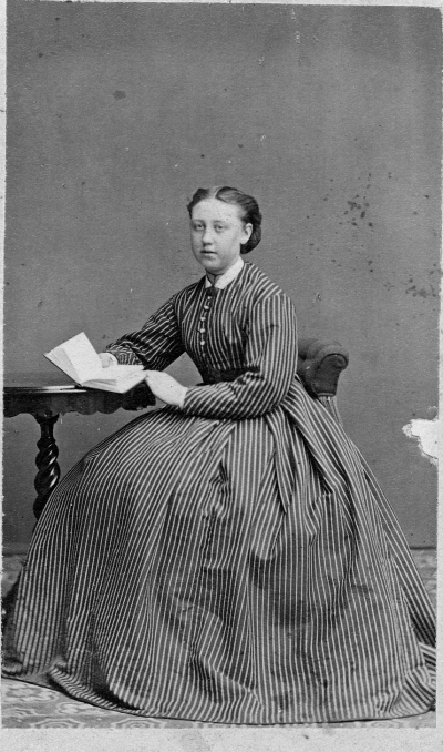 Nanny Hult, 16-17 år.