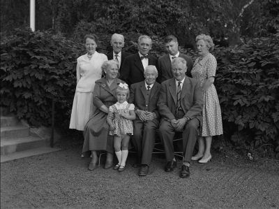Viktor Ringholm . Stående frän vänster Fru Fremberg, okänd, Tedde Frenberg, okänd, Fru Ringholm, sittande från vänster okänd, okänd, Viktor Ringholm och Helge Ringholm