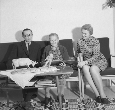 Agne Lindblads mor i mitten

Dok.110628/KG