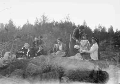 Från vänster: 1. Göta Tisell 2. ? 3. ? 4. Ingrid Forsell 5. Gertrud Fröberg ( lärarinna ) 6. Hedvig Forsell 7. Greta Gröndahl 8. Anna Johansson ( lärarinna ) ( dotter till kantor Johansson )