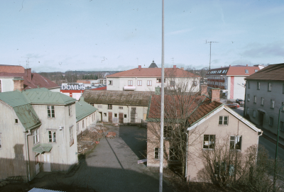 Drottninggatan (Skomakare Hallbergs gård) nu rivna hus belägna där museet Näktergalen nu ligger
Till vänster i bild Skomakare Hallberg, till höger Skogsbergs affär, längst till höger gamla slöjdskolan/Handelskompaniet. Huset i mitten med stora taket "Lindeborgshuset" ägare charkuterist Gunnar Pettersson (Uppgift PRO´s bildcirkel)

090408/KG