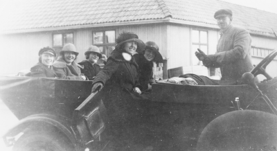 Från vänster 1. Greta Rundkvist kont. på fanérfabriken 2. Sonja Halldén, polis Halldéns dotter 3.  Anne - Marie Ingeström 4. Maria Halldén - Nygren, polis Halldéns dotter 5. Elly Österman kont. Västerviks Spritbolag. 6. Oskar Thunberg Chaufför   Slutet på 1920-talet   