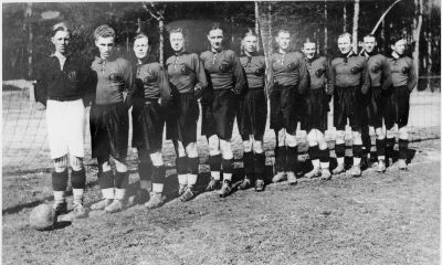 Från vänster 1 Linné Fast, Målvakt, Träindustriarbetare ( "Flus" )  2 Gustav Ossovicki, Plattläggare  3 Knut Karlsson, Charkuterist  4 Carl-David Nyberg, Bankman i Malmö  5 Sture Beijer, Svarvare ( "Greven" )  6 Karl Stockius, Typograf  7 Ingmar Karlsson, Järnarbetare  8 Helge Fransson, Frisör  9 Gunnar Andersson, Träindustriarbetare  10 Nils Perfekt, Journalist  11 Axel Andersson, Tapetserare  V.I.F. 1934         