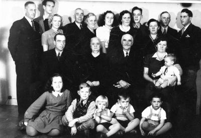 1. Folke Andersson  2. Kurt Svensson  3. Stina Andersson  4. Thure Andersson  5. Karl Svensson  6. Aina Svensson  7. Lizzie Ericsson  8. May Wiman  9. Åke Svensson  10. Signe Andersson  11. Eric Andersson  12. Olle Andersson  13. Gunnel Rapp  14. Bengt Olof Turesson  15. Bengt Andersson  16. Nils-Bertil Andersson  17. Leif Andersson  18. Selma Andersson  19. Otto Andersson  20. Elin Andersson  21. Lars-Åke Andersson.  