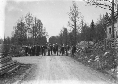 Barnhemmet vid Krön bygges. 
"Meddelande
På förekommen anledning får jag härmed bedja de lantbrukare, som på hösten 1927 skänkte en del timmerstockar för uppförande av barnhemsbyggnaden i Vennebjörke, vända sig till mig före den 15 april för utfående av den ersättning, vartill de kunna anse sig vara berättigade. Då jag ej vet om barnhemmets verksamhet kommer att fortsätta efter detta års utgång, vill jag hava klarhet i denna sak. Vimmerby den 21 mars 1940. Mimmi Ingeström"
Vimmerby Tidning 20/3 1940



Dok.080221/RS