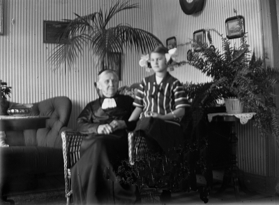 En dam o en flicka som sitter. Fru Beda Forsell, Elsa Blomberg. Storgatan 5. Troligen 1920.