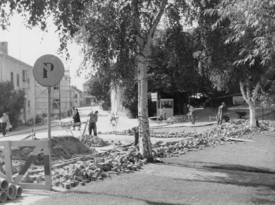 Kampbacken och Storgatan under permanentning och sättning av backen 1959.   T.E.