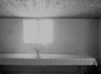 Barnhemmet, Krön
"Meddelande
På förekommen anledning får jag härmed bedja de lantbrukare, som på hösten 1927 skänkte en del timmerstockar för uppförande av barnhemsbyggnaden i Vennebjörke, vända sig till mig före den 15 april för utfående av den ersättning, vartill de kunna anse sig vara berättigade. Då jag ej vet om barnhemmets verksamhet kommer att fortsätta efter detta års utgång, vill jag hava klarhet i denna sak. Vimmerby den 21 mars 1940. Mimmi Ingeström"
Vimmerby Tidning 20/3 1940



Dok.080214/RS