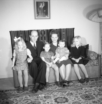 Nils Jonssons familj
Nils var vaktmästare på sjukstugan och folkhögskolan 
Från vänster: 1 Marianne 2. Nils 3. ? 4. Asta 5. ? 6. ?
Dok.101130/KG