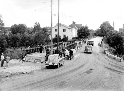 Åbro, Nya bron vid Åbra Bryggeri. Längst till vänster Valdemar Urström, Sergeant        