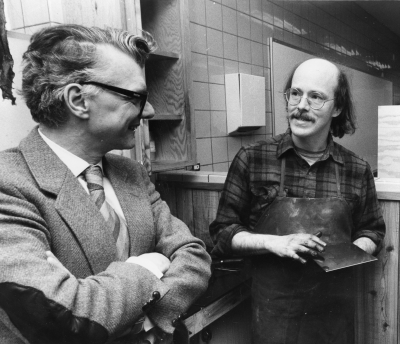 Grafikverkstaden Folkhögskolan. Rektor Berndt Wedding och konstnären Mike Haskett.           Okänd