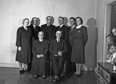 Karl Svensson med familj

( Flyttad från Negativ_4 till Glasplåtar Thorvald Eriksson )

Dok.111102/KG