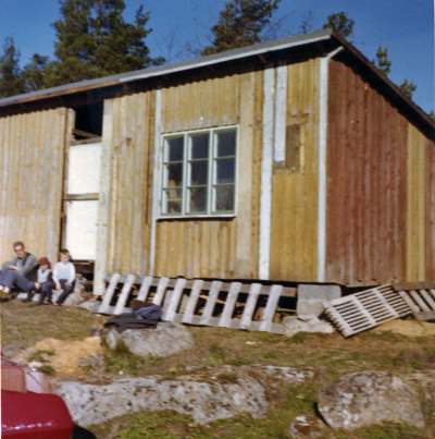 Uthuslänga vid Kyrkogårdsgatan
Nedplockad av Tage Karlsson och sedan uppbyggd som sommarstuga i Solnebo 