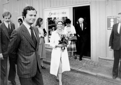 Kungens Eriksgata i Kalmar län 1978. Kungabesöket i Vimmerby. Längst till höger och vänster två Säpo-män     på Storgatan i Vimmerby, utanför Grankvistgården  I dörren Landshövding Erik Westerlind Kalmar.          