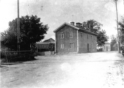 "Tyska konsulatet"  Västra tullen 1920. Sista ägare "Per i Falla". Huset såldes sedan till staden och revs  för att bredda infarten från Hultsfred.    T.E.