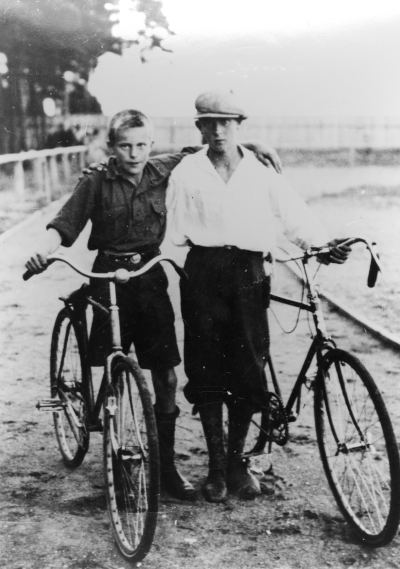 Från vänster Stig Bentzer, Vimmerby  och  Evert Dunér, affärsbiträde Vimmerby.      