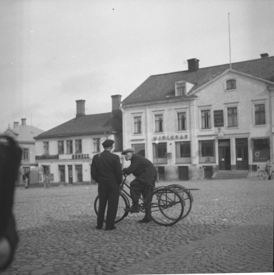 Fr.v
1.
2. "Rydund" med sin trehjuling