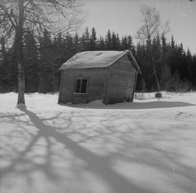 Vinterbild 

Uthuset vid Galtnäset utanför Vimmerby 1960-talet   T.E.

Dok.110429/KG

