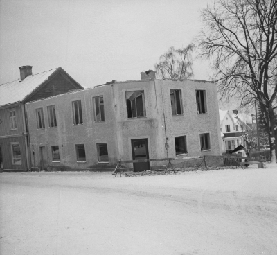 Storgatan 

Dok.110413/KG

Axel Fasths hus rives (1960-talet?) Wegins till vänster.   T.E.