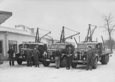 Gulfmacken Västra Tullen 
Lastbilar ( Volvo ) från Helge Bloms sågverk och hyvleri Vimmerby 
Från vänster: Stig Pettersson Gisseltorpet Djurstorp Vimmerby. ? Fasth Vimmerby. Gustaf Andersson föreståndare vid macken. Masse Nols "Mauritz Olsson" Trekanten Vimmerby. Okänd. John Johansson " Falken " Vimmerby.