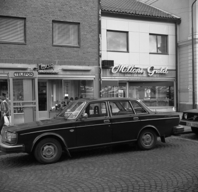 Torget / Sevedegatan
- Modecntralen, Miltons Guld -

Modecentralen, Vanja Elg
Dok.090206/SJ

Dok.110404/KG

