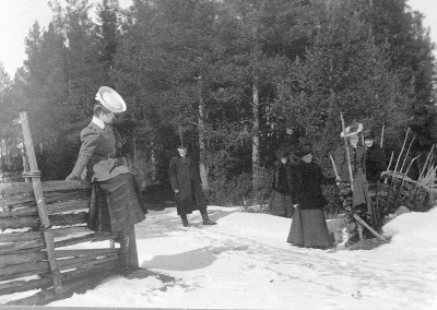 Från vänster  1. Ingeborg Frössberg  2. Arvid Forsell  3. ?  4. Anna Carlin ?  5. ?  6.  Anna Tisell      Arvid  Forsell i stora ingången, så kallad  "övre hultgrinden" ( nedre närmare Nybble ).   
Annan namnuppgift: Från vänster  1.  Erika Forsell  2. Arvid Forsell  
3. Ingeborg Frössberg  4. Ingeborg Forsell, telefonist  
5. Tekla Nyberg.  Hultet Vimmerby sekelskiftet.             