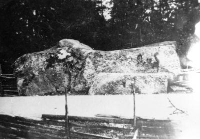 Jättesängen eller Frösten Tuna. Bortsprängd 22-27 febr. 1960. Stenens bortsprängda delar ligger vid Alsarp vägomläggning. 